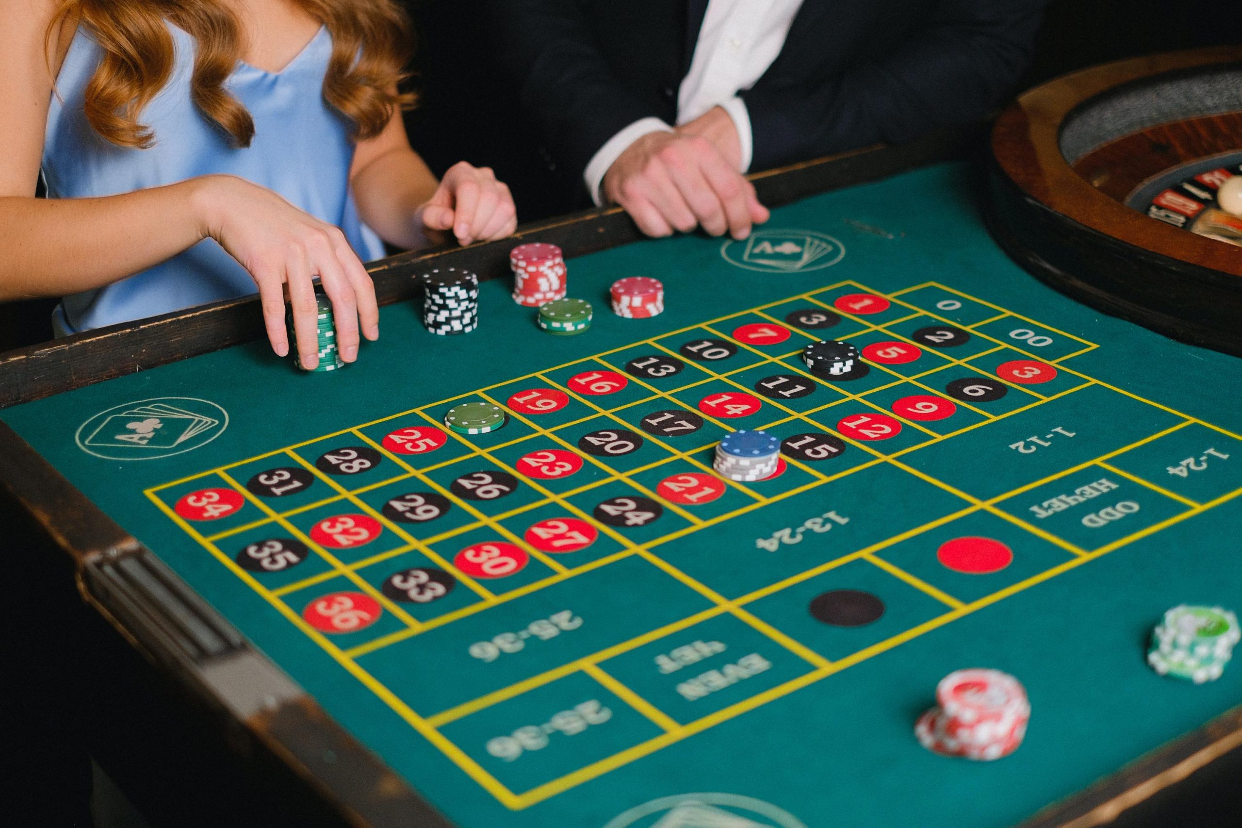 Reading a Baccarat Table Through Rules, Totals, and Outcomes